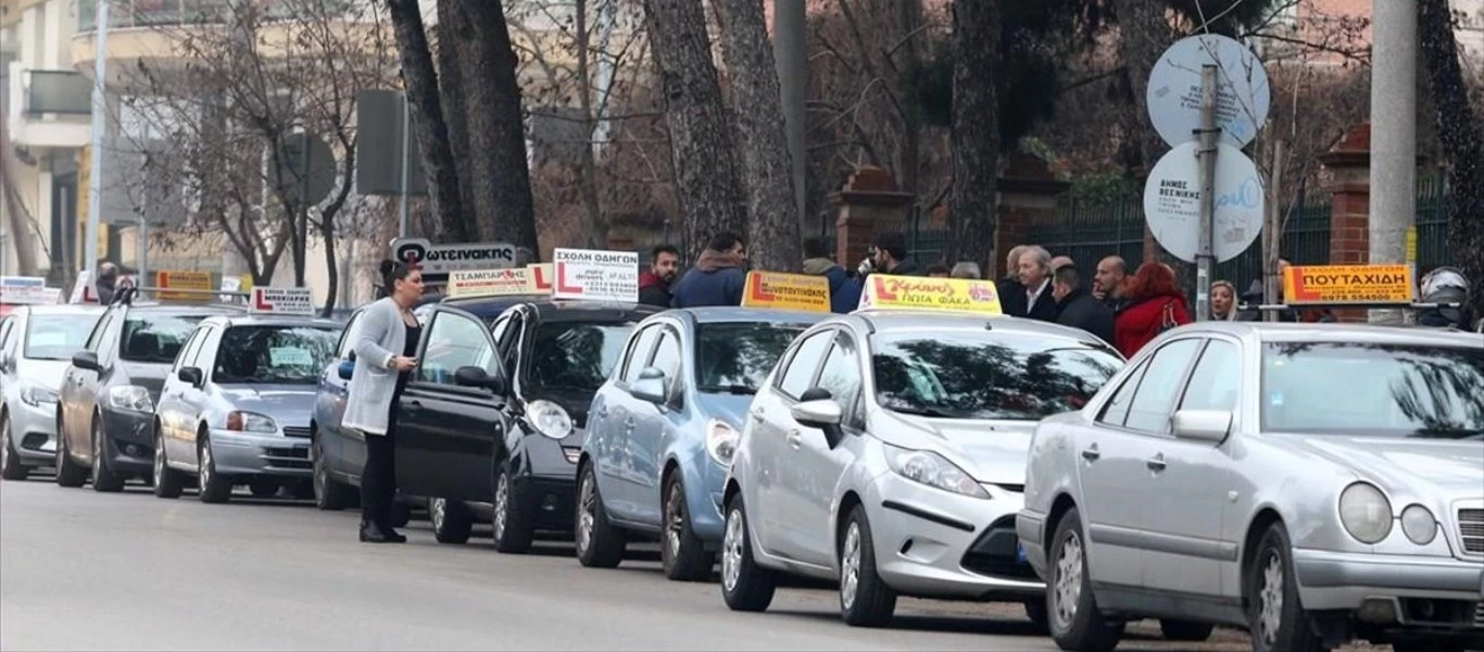 Στον «πάγο» τα μαθήματα και οι εξετάσεις οδήγησης - Στην αναμονή 50.000 υποψήφιοι οδηγοί